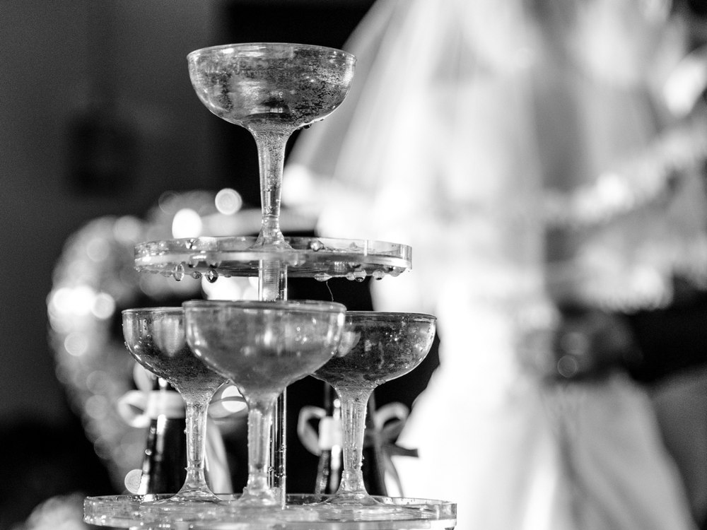 Champagne Tower στον γάμο: Η πιο εντυπωσιακή λεπτομέρεια που θα λατρέψουν οι καλεσμένοι σας