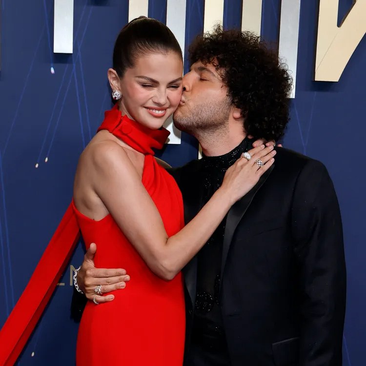 Η Selena Gomez παντρεύτηκε τον Benny Blanco: όλες οι στιλιστικές λεπτομέρειες από τον καλιφορνέζικο γάμο τους