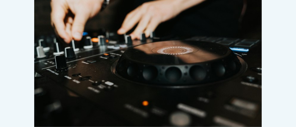 DJ γάμου τιμές: Πόσο κοστίζει και τι περιλαμβάνει