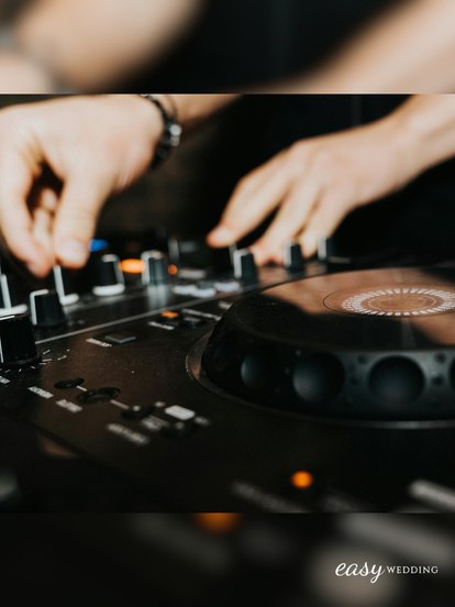 DJ γάμου τιμές: Πόσο κοστίζει και τι περιλαμβάνει