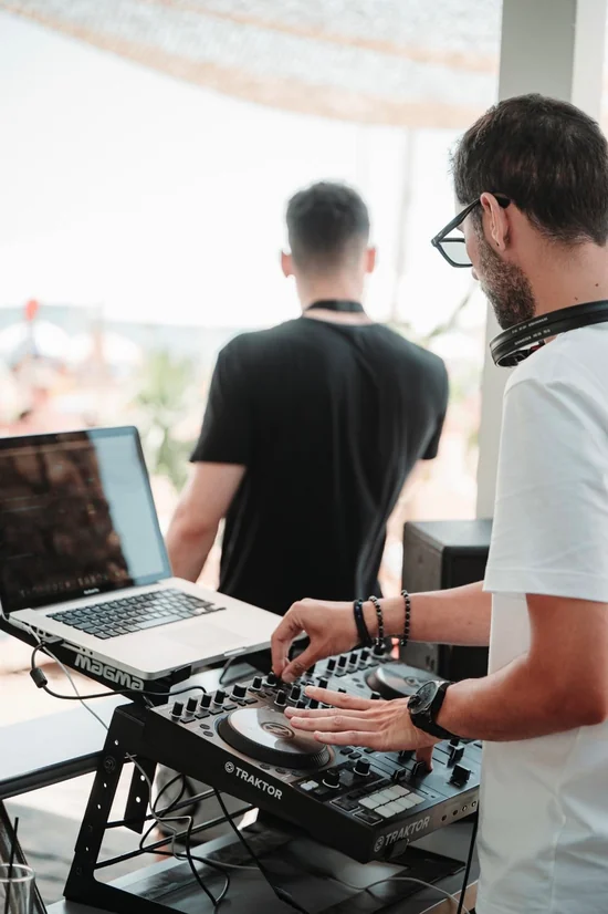 Djs