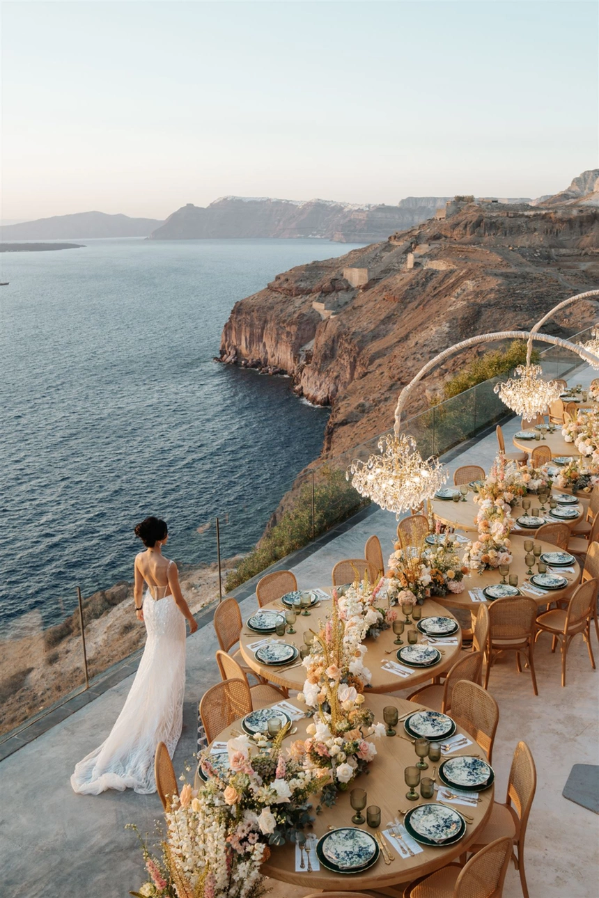Destination wedding in Santorini Phosart