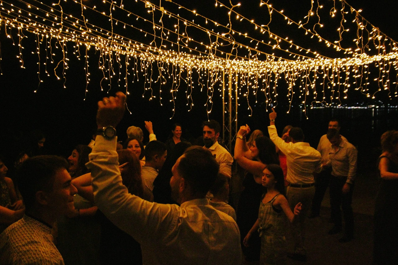 Real Weddings in Halkidiki–Sithonia: pines on the sand, white chapels, sunset wine